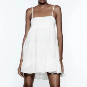 Vit zara klänning - Säljer denna snygga vita zara klänning som inte säljs längre💓perfekt till sommaren!!! Använd väldigt fåtal gånger, säljer då den är för kort för mig nu!