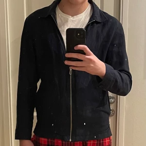 J.lindeberg - Säljer en stilren marinblå linne skjorta med dragkedja ifrån J.lindeberg. Den har otroligt bra passform och är perfekt nu när sommarn/våran närmar sig! Sista bilden visar materialet vid ärmarna, ej koll vilket material det är men skulle gissa att d är något mer kavaj aktigt. Hör av er vilket pris ni föredrar!