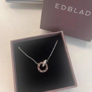 Silver Edblad halsband - Silvrigt halsband från Edblad i nyskick. Den heter Ida Necklace Mini Steel. Originalpris är 450kr❤️
