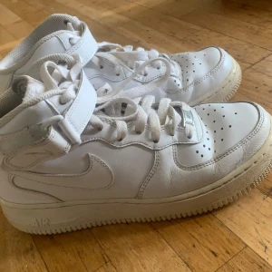Vita Nike Air Force sneakers - Säljer ett par klassiska vita Nike Air Force sneakers 