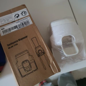 Tandkrämshållare - Den manuella tandkrämshållaren är en praktisk och hygienisk lösning för att dosera tandkräm. Den är enkel att använda – tryck in upp till 2 tandborstar för att få ut en perfekt mängd tandkräm varje gång. Perfekt för att undvika kladd och spara tid vid tandborstningen. Idealisk för hela familjen! Helt ny!