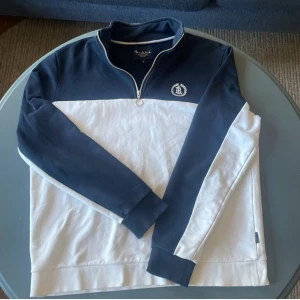 Skön 1/4 zip från Bondelid! - En stilren 1/4 zip tröja från Bondelid i mycket bra skick! Passar perfekt till en avslappnad stil. Säljer pga av passformen vid midjan.Hör av er vi frågor eller funderingar!