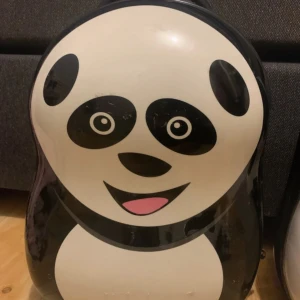 Barnresväska med pandamotiv - Två för 140kr. En för 90kr.. Söt barnresväska med ett glatt pandamotiv. Perfekt för små resenärer som vill ha en rolig och unik väska. Väskan har en hård yta och är lätt att rulla med sig. Den är designad för att vara både praktisk och lekfull.