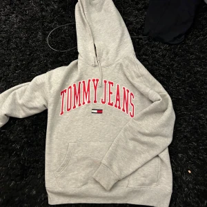 Grå hoodie Tommy Jeans - Säljer en snygg grå hoodie från Tommy Jeans Perfekt för en avslappnad stil. Storlek M. 