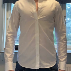 Vit skjorta  - Säljer denna skjorta från brothers i storlek S. Skick 10/10.