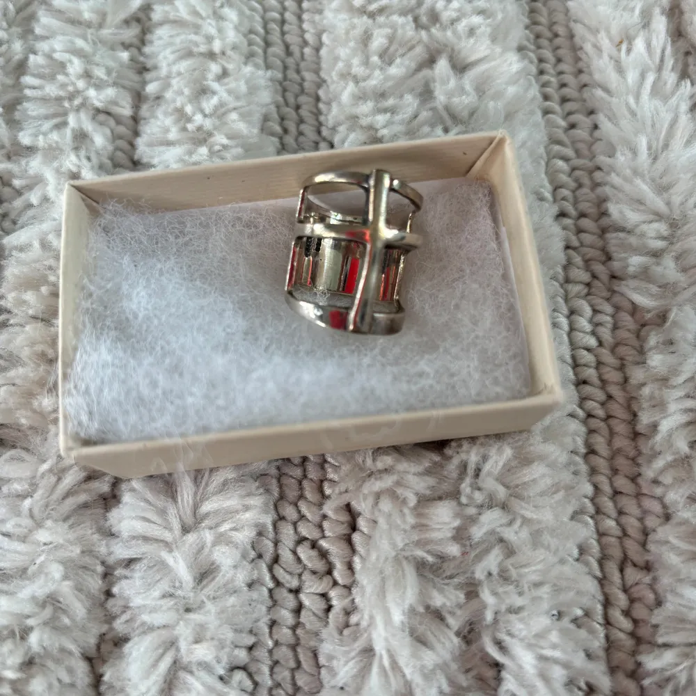 Elegant silverfärgad ring från Pamela Love. Designen är modern med ett unikt geometriskt mönster som ger en stilren, ringen är i storlek S. Asusteet.