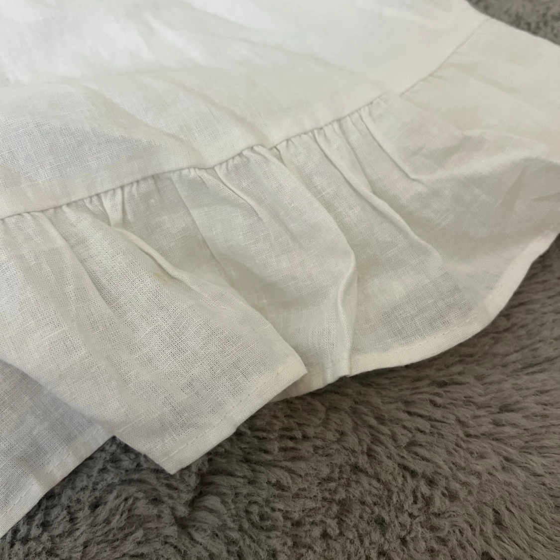 Vit ärmlös klänning med volang - 3