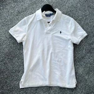 Pike från Ralph lauren - Säljer denna snygga piké från Ralph lauren! Size S kan passa M ochså. Skick 9/10. Bara att höra av sig vid funderingar✌️