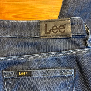 Blå jeans från Lee - Snygga blå jeans från Lee i dammodell. Klassisk design med fem fickor och knappgylf. Perfekta för en avslappnad stil.
