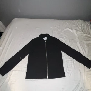 Svart LES DEUX overshirt  - Säljer nu en helt ny LEX DEUX Overshirt den e helt sprillans ny kvitto följer med pris går att diskutera 