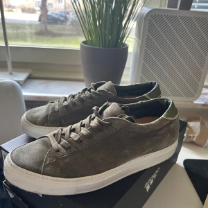 Philippe model skor!  - Philippe model skor i storlek 42!  Fina mocka skor i en mörkare grön! Passar perfekt för dig som kläder dig i den klassiska ”grish” stilen. Skorna är använda men håller fortfarande ett bra skick! Pm för mer frågor!