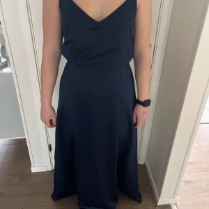 Mörkblå långklänning - Säljer nu min balklänning i storlek 40. Skulle även passa en som är storlek 38. Använd 2 gånger… Materialet är inte jätte stretchit  Som jämförelse är jag 175,5 cm och den är på gränsen för lång. Ny pris: 1200 kr                              Mitt pris: 500kr(+frakt)