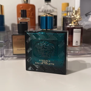 Versace Eros Eau de Toilette - Säljer nu min flaska Versace Eros EDT! Väldigt fin fräsch doft till sommaren! 99/100ml kvar i flaskan då den bara är använd 1 gång! Säljer den nu för 749kr men kan självklart jobba på priset! 🍾