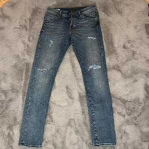 Jack and Jones jeans  - Helt nya slitna Jack and Jones Jeans. Aldrig andvänt. Storlek W31 L34 men dem är korta i längden. Skriv för fler fråger!