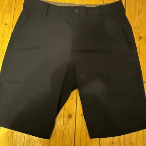 Mörkblå golfshorts från Puma  - Snygga svarta shorts från Puma med en stilren design. De har en knapp och dragkedja framtill samt diskreta fickor bak. Perfekta för en avslappnad stil. Andvända runt 5 gånger skick 9/10 Skriv vid frågor 