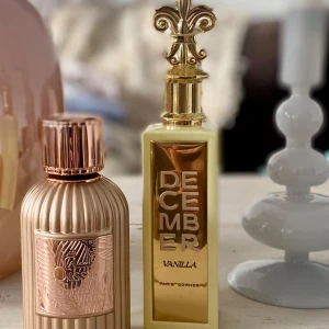 December Vanilla från Paris Corner - December Vanilla från Paris Corner är en unisexparfym med en lyxig flaska i guld. Doften har söta och varma kryddiga toner med inslag av vanilj, rom, trä, patchouli, amber och pudriga noter. Perfekt för den som älskar en rik och djup doftprofil. Ca. 70-75ml av 85ml kvar