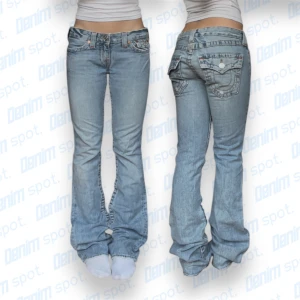 True religion bootcut lågmidjade jeans - Fina trueys i bootcut passform. storlek w27• Mått: Längd: 113cm Innerbenslängd: 86,5cm Midjebredd: 35cm Lårbredd: 23,5cm Benöppning: 27cm • Vid frågor, meddela här!💙observera att det är en liten fläck på höger ben under knävecket (bakom)