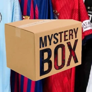 Mystery box Fotbolls tröjor - Kan vara allt från landsalg till ligor, alla tröjor är storlek M, dessutom finns det fler tröjor som inte är uppe på min profil alltså är utbudet större