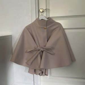 Beige blair poncho jacka - Säljer nu min beige blair poncho jacka från Missäy som inte kommer till någon användning!! 