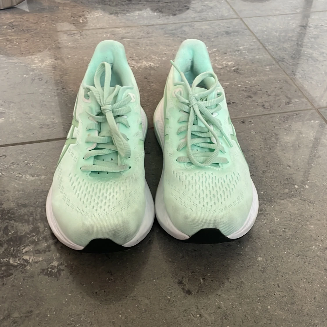 Mintgröna sneakers från Asics