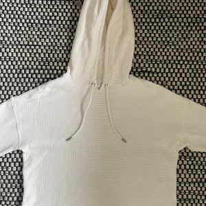 Vit hoodie från COS - Säljer en stilren vit hoodie från COS i storlek XS. Köpt från vinted aldrig andvända för stor💗