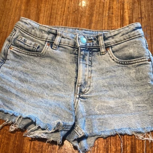 Ljusblå jeansshorts från LAB Industries - Säljer ett par ljusblå jeansshorts från LAB Industries. De har en klassisk femficksdesign och fransiga kanter för en avslappnad look. Perfekta för varma sommardagar! 💙