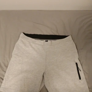 Grå shorts med dragkedja från SOC - Snygga grå shorts med en praktisk dragkedja på sidan. Perfekta för en avslappnad stil. De har en elastisk midja för extra komfort.