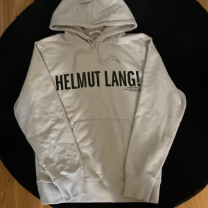 Vit hoodie från Helmut Lang - Säljer en jävligt fet Helmut lang hoodie. Ny skick förutom att det finns en väldigt liten fläck på armen som ej syns. Hör av er vid frågor.