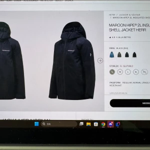 Svart skaljacka från Peak Performance - Säljer en svart Maroon Hipe 2L Insulated skaljacka från Peak Performance. Jackan har en stilren design med huva och dragkedja framtill. Perfekt för utomhusaktiviteter med sin funktionella passform och material.