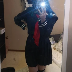 Marinblå schoolgirl cosplay - Använd fåtal gånger. Tröja och kjol plus en vit och en röd sjal