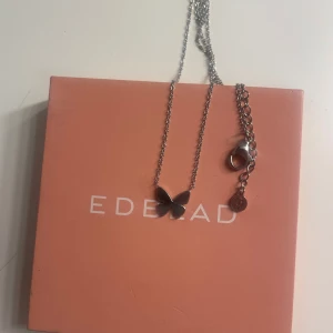 Edblad halsband❤️ - Elegant silverfärgat halsband från Edblad med ett stilrent fjärilshänge. Kedjan är tunn och justerbar med en liten berlock vid låset. LÅDA INGÅR EJ! ❤️❤️