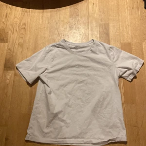 Vit t-shirt från SOC - Säljer en klassisk vit t-shirt från SOC i storlek L. Perfekt för en enkel och stilren look. T-shirten har korta ärmar och en rund halsringning.