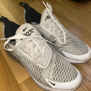 Nike air Max 270 - Ett par Nike air Max 270 i storlek 40. Använt skick och lite smutsiga men går att tvätta dom med lite vatten och diskmedel då jag själv har gjort de innan. Hela och fina och perfekta nu till vår/sommar.  Super sköna skor inget köp jag ångrar att jag gjorde, men får tyvärr ingen användning av dom längre.