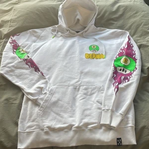 Vit techno rawe - Vit berna hoodie från Italien. Lysser i mörkret, skön med skön stil! Jätte bra för sommarn och våren☀️