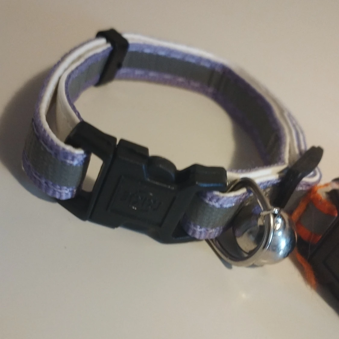 Två randiga halsband med bjällra - 4