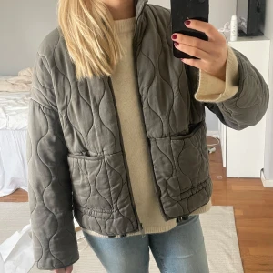 Vadderad jacka zw colletion Zara - Kommer inte gå under 500 kr ❗️Säljer min jacka från Zara i storlek xs. Har nästan aldrig blivit använd så den är i nyskick. Jag är 168 brukar ha S i jackor
