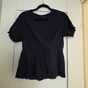Mörkblå Topp - Söt mörkblå topp från only