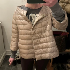 Beige dunjacka från Herno - Jättefin jacka från herno! Köpt för ungefär två år sedan och har använts ett fåtal gånger (inga fläckar, fint skick)💕