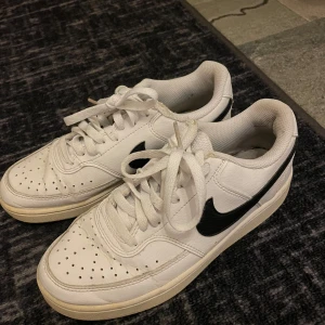 Vita Nike sneakers  - Säljer ett par klassiska vita Nike sneakers , i storlek 36.5. priset går att diskuteras. 