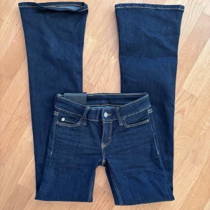 Low waist bootcut jeans  - Supersnygga lowwaisted bootcut jeans från cheap monday! 💕💕 helt nya!