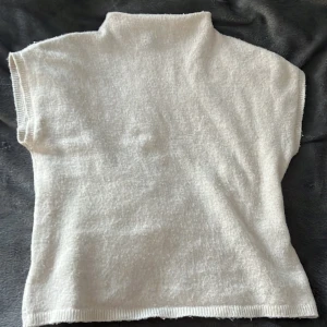 Beige stickad topp från Lindex - Säljer en mysig beige stickad topp från Lindex. Slutsålda!❤️
