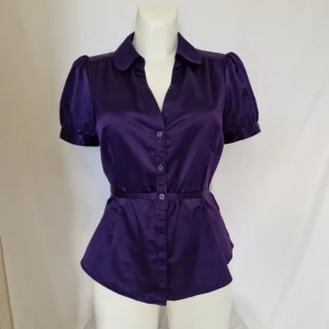 Vintage lila satin blus  - Superfin vintage lila satin blus från H&M som fanns i butik på 2000-talet. Storlek 38 (M).