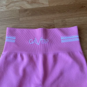 Rosa leggings från Gavelo - Säljer nu dessa snygga rosa leggings från Gavelo på grund av att jag råkade köpa fel storlek 🫣 Aldrig använda, utan endast provade. Hög midja! I ett mjukt, ”ribbat” material. Färgen syns lite dåligt på bild, men dom är ljusrosa med vita detaljer! Har inte hittat någon storlek men estimerar till xs/s