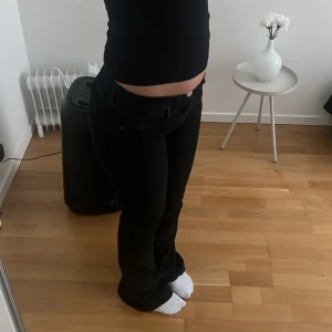 Svarta lågmidjade bootcut jeans - Säljer nu dessa svarta lågmidjade bootcut jeansen från ZARA som inte säljs längre!! (fråga inte om flera bilder)