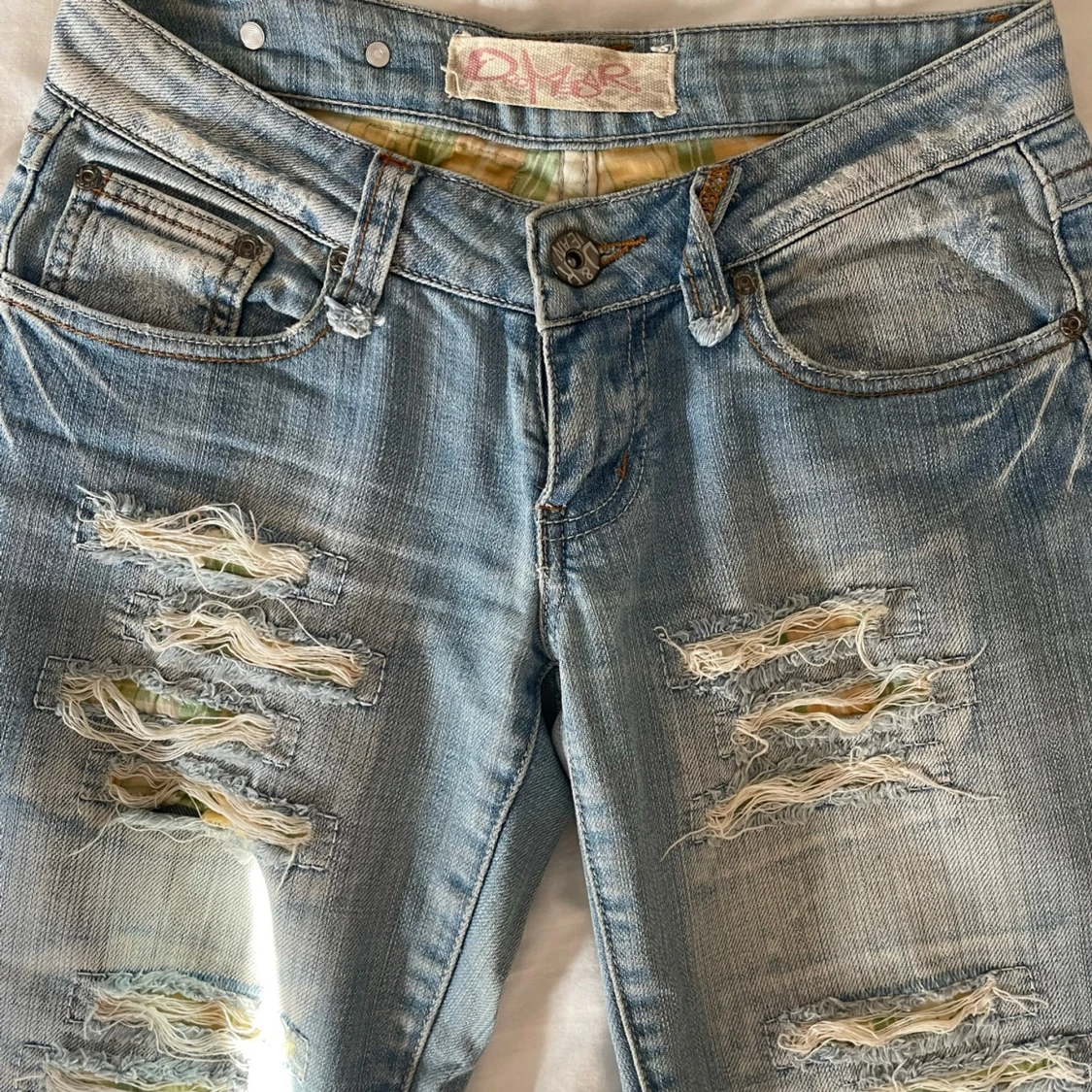 Lågmidjade jeans med hål  - 3