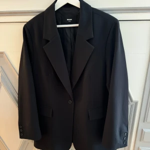 Svart blazer - Svart blazer från BikBok i storlek XS/S. Använd ett fåtal gånger.
