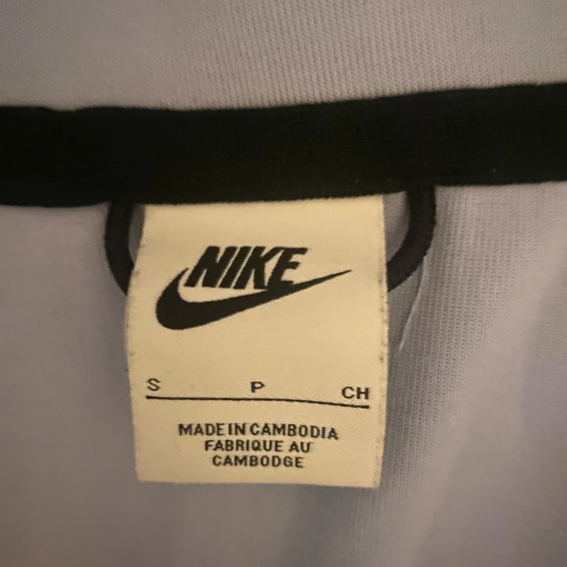 Vit och ljusgrå hoodie från Nike - 2