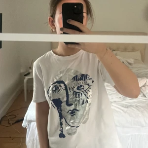Vit t-shirt med tryck zara - Populär T-shirt från Zara me tryck storlek S