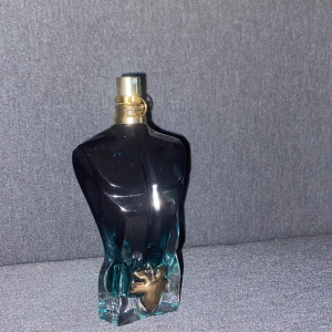 Jean Paul Gaultier Le Beau Le Parfum - Jean Paul gaultier le beau le parfum. 75 ml flaska nästan o använd. En tropisk doft som passar till sommaren.