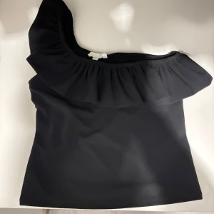 Svart oneshoulder topp  - Den finaste one shoulder topp men tyvärr kommer int till användning😭🫶🏼